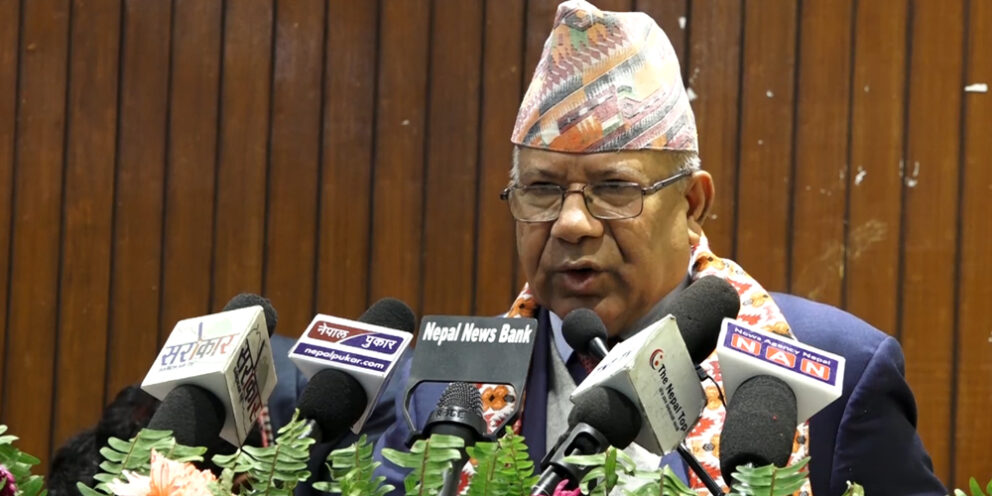 एमालेले सर्वोच्चको फैसला विपरित संसद अवरुद्ध पारिरहेको छ : माधव नेपाल