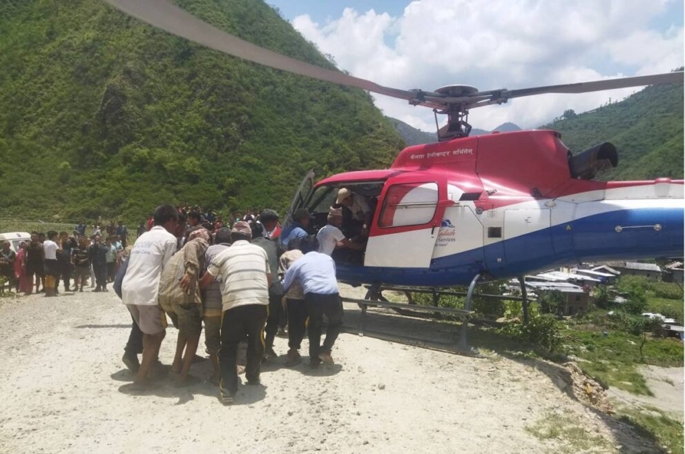 रामेछाप बस दुर्घटना अपडेट : गम्भीर घाइतेलाई हेलिकोप्टरबाट काठमाडौं ल्याइँदै