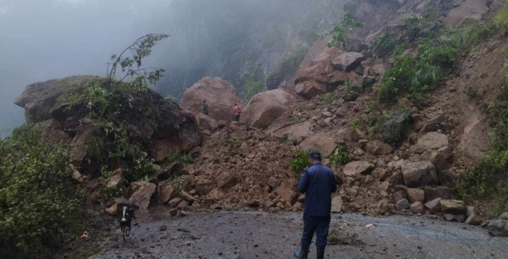 पहिरो खसेपछि कान्ति लोकपथ बिहानैदेखि अवरुद्ध