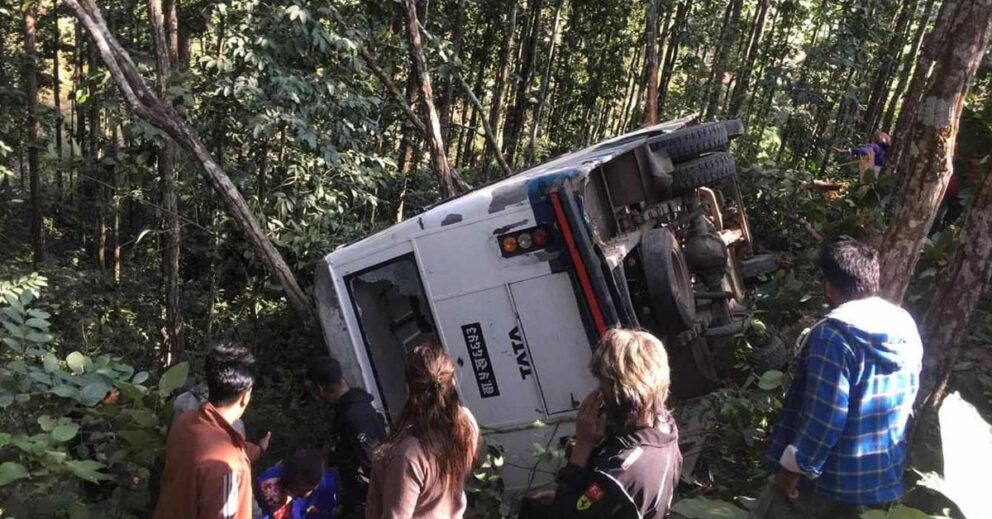 बकैयामा यात्रुवाहक बस दुर्घटना हुँदा २२ जना घाइते