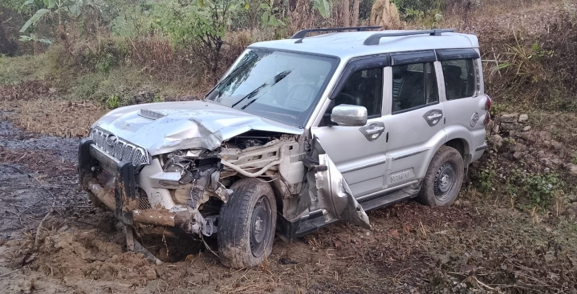 मनहरीमा स्कार्पिओ बिजुलीको पोलमा ठोकिएर ५० मिटर तल खस्यो